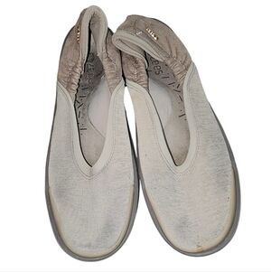 💖💰⏭️Bzees Women's Light Gray Slip-On Flats